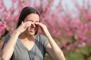 آلرژی چشمی و قوز قرنیه؛ چرا نباید چشم‌ ها را مالید؟