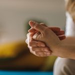 آیا شکستن قولنج باعث بروز آرتروز می‌ شود؟ بررسی خطرات و حقیقت علمی