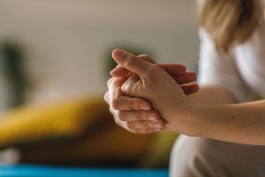 آیا شکستن قولنج باعث بروز آرتروز می‌ شود؟ بررسی خطرات و حقیقت علمی
