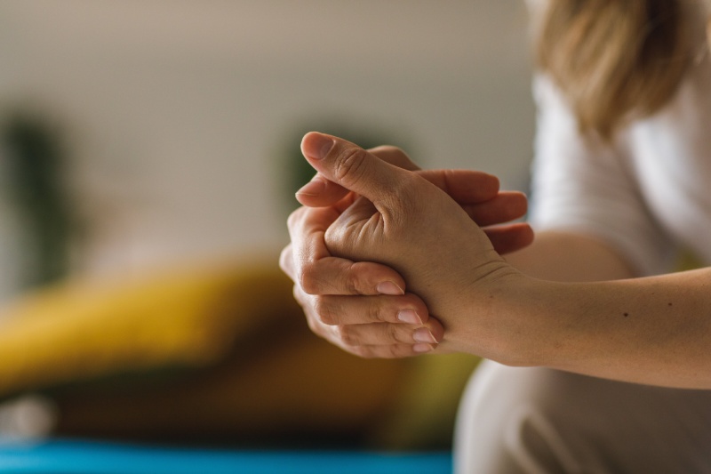 آیا شکستن قولنج باعث بروز آرتروز می‌ شود؟ بررسی خطرات و حقیقت علمی