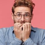 تیک عصبی چیست و تا چه مدت باقی می‌ ماند؟