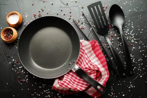 نکاتی برای استفاده ایمن از ظروف نچسب در آشپزی و تأثیرات آن بر سلامت