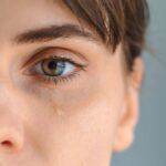 ۳ روش مؤثر برای کاهش پف چشم بعد از گریه کردن