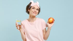 آیا خوردن میوه قبل از خواب سالم است؟ نکات علمی و توصیه‌ های کاربردی