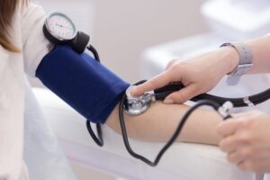 روش صحیح اندازه‌ گیری فشار خون در خانه: اشتباهات رایج و نکات کلیدی