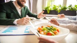 راهکارهای تغذیه سالم برای ارتقای انرژی و کارایی در محل کار