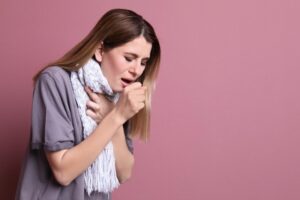 تشخیص تفاوت میان سرفه معمولی و سرفه ذات الریه؛ چگونه علائم خطر را بشناسیم؟