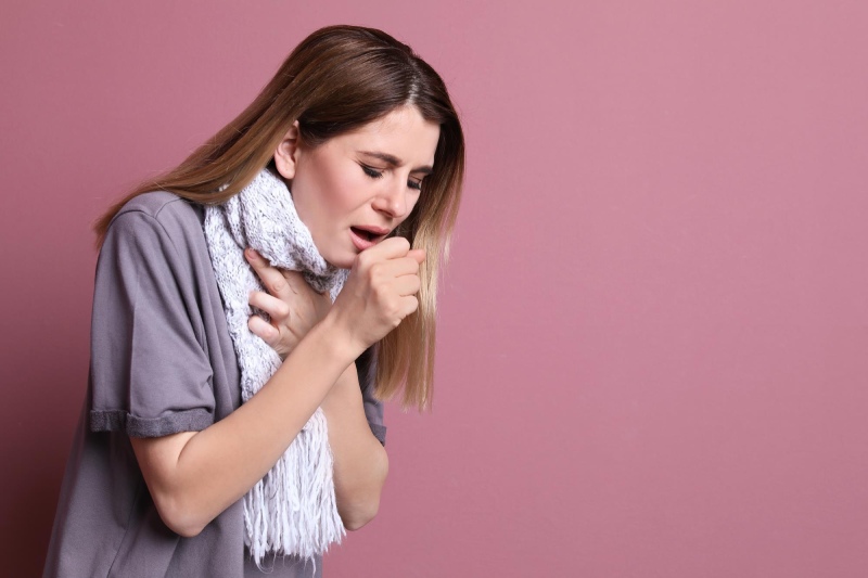 تشخیص تفاوت میان سرفه معمولی و سرفه ذات الریه؛ چگونه علائم خطر را بشناسیم؟