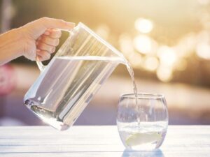 شروع سالم صبح با آب گرم: فواید گوارشی، متابولیک و سم‌ زدایی بدن