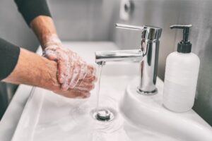 چرا باید بعد از دستشویی دست‌ هایتان را به‌ طور کامل بشویید؟