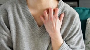تشخیص بیماری گال و علائم، راه های انتقال و روش های درمان آن