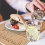 آیا نوشیدن آب هنگام غذا خوردن برای معده و کبد مضر است؟