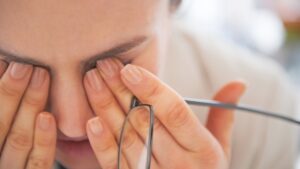 تغییر ساعت تابستانی و سلامت چشم؛ خطر بیماری های شبکیه تا ۳۰ درصد بیشتر می شود
