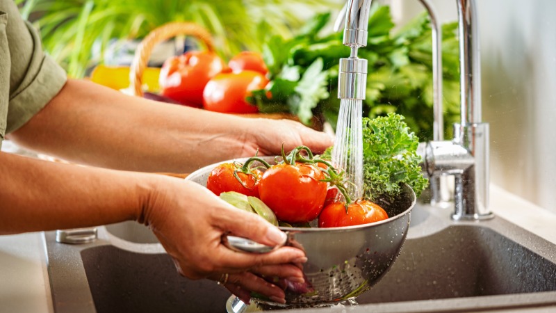 آیا شستن میوه و سبزی با آب جاری کافی است؟