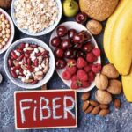 آیا مصرف فیبر می تواند خواب را بهتر کند؟ بررسی تاثیر رژیم غذایی بر خواب عمیق و REM