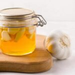 فواید سیر و عسل چیست؟ بررسی خواص، روش مصرف و عوارض احتمالی این ترکیب طبیعی
