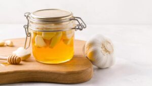 فواید سیر و عسل چیست؟ بررسی خواص، روش مصرف و عوارض احتمالی این ترکیب طبیعی