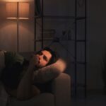 چرا شب ها زیاد فکر می کنیم؟ علت مرور اتفاقات گذشته و راه های متوقف کردن نشخوار فکری قبل از خواب