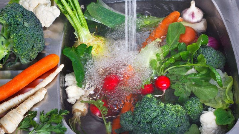 چرا نباید میوه و سبزیجات را با مایع ظرفشویی بشوییم؟ روش صحیح شستشوی سبزیجات
