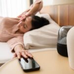 چک کردن گوشی بعد از بیدار شدن؛ چرا بهتر است صبح را بدون تلفن همراه شروع کنیم؟