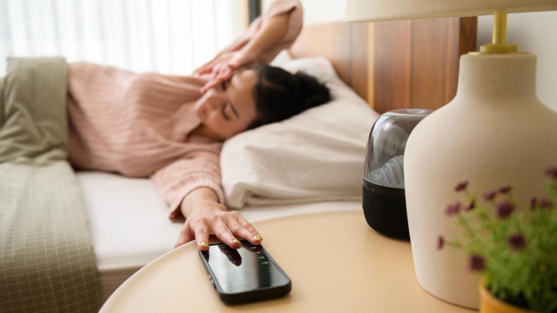 چک کردن گوشی بعد از بیدار شدن؛ چرا بهتر است صبح را بدون تلفن همراه شروع کنیم؟
