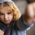 با کودکی که دیگران را می زند چه کنیم؟ راهکارهای درست برای کنترل پرخاشگری کودک