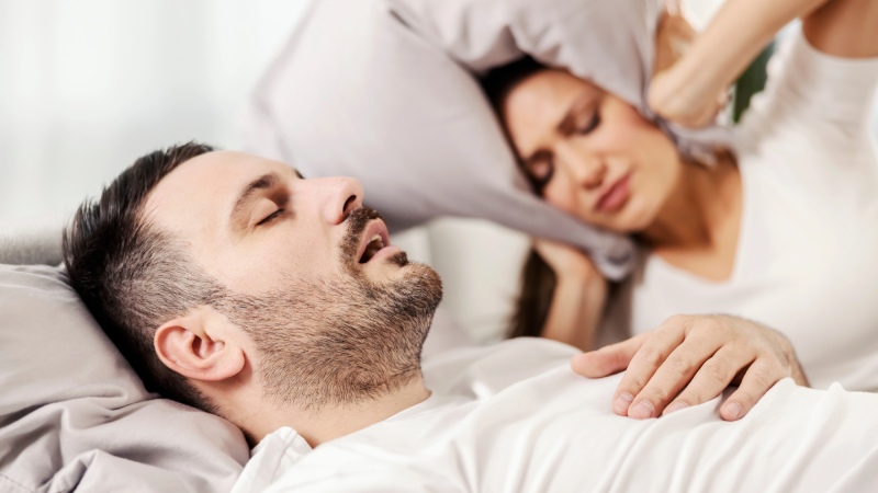 خروپف چه زمانی خطرناک است؟ علائم آپنه خواب که نباید نادیده بگیرید